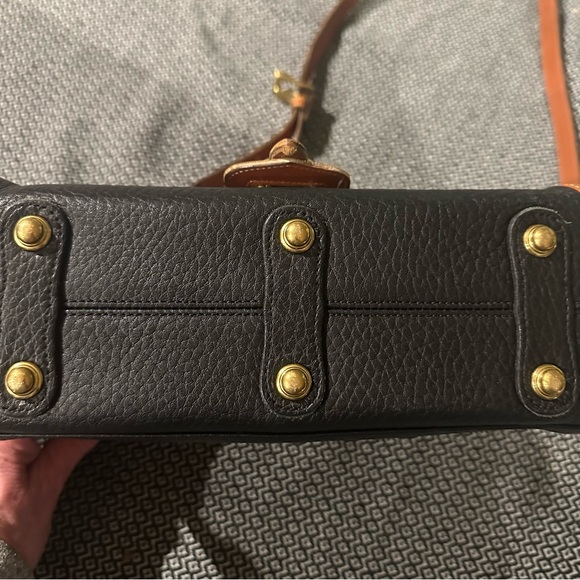 Beautiful Dooney and Bourke Vintage Black Essex Purse - Picture 13 of 16